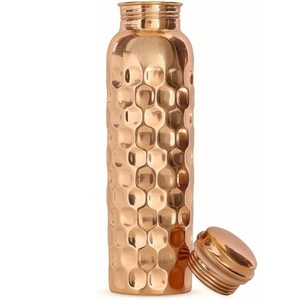 Botella de Agua de Cobre Puro Inspirada en la Ayurveda con Acabado Martillado Elegante, Vajilla con Estilo para la Hidratación Diaria - Product Image 1