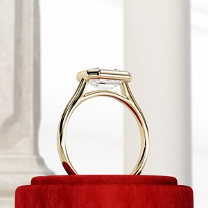 Anillo de Compromiso con Diamante Cultivado en Laboratorio, Corte Esmeralda, Diseño Único, Engaste en Bisel, Oro Amarillo de 18K, Estilo Art Deco Catedral, Certificado IGI - Product Image 2