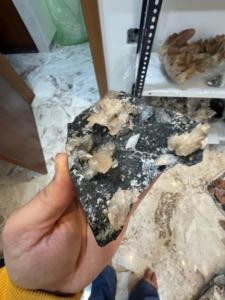 Calcedonia Negra Natural con Stilbite |   Venta al por Mayor de Especímenes de Cristales Minerales para Exportación - Product Image 1