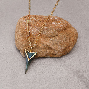 Pendentif en labradorite naturelle éclatante - Collier spirituel en forme de pointe de flèche - Bijou artisanal en pierre précieuse plaqué or 18 carats pour la guérison - Product Image 1