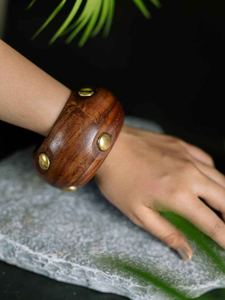 Bracelets en bois de Sheesham de qualité supérieure pour femmes et filles, style indo-occidental avec breloque spéciale en laiton par AFZA ENTERPRISES - Product Image 5