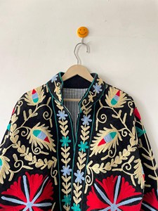 Chaqueta Suzani de Terciopelo Negro Premium con Bordado Floral, Manga Larga, Cuello Alto, Estilo Bohemio, Ropa de Abrigo Otoñal para Mujer - Product Image 4