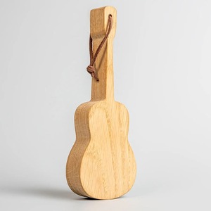 Abridor de botellas de madera con forma de guitarra, hecho de madera de nogal claro de primera calidad, con una práctica correa de cuero, ideal para regalos temáticos para músicos. - Product Image 2