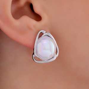 ต่างหูไข่มุกและอะคริลิคทรงสามเหลี่ยมสีรุ้งอินเทรนด์ของ prao - Product Image 3