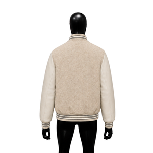Blouson universitaire moderne de style Letterman en laine douce, couleur beige premium, col rabattu, coupe droite, pour un look décontracté d'automne - Product Image 2