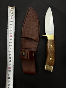 Couteau de chasse et de camping HC-169 – Lame fixe en acier inoxydable avec bord partiellement dentelé, manche en bois de noyer et laiton - Product Image 3