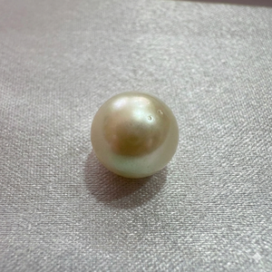 Perle de mer blanche ivoire de qualité AA de 13 mm, exsudant une élégance intemporelle, idéale pour la création de bijoux luxueux et d'embellissements élégants. - Product Image 4