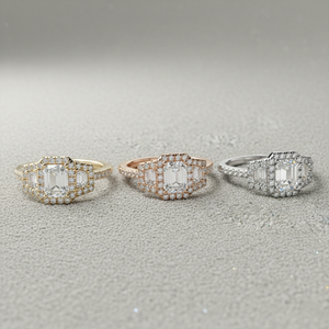 Anillo de Lujo de Tres Piedras con Diamante Cultivado en Laboratorio, Corte Esmeralda, Piedras Laterales Trapezoidales y Doble Halo en Oro de 14K - Product Image 6