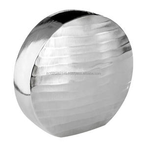 Vase à fleurs en métal argenté avec finition mate idéal pour les restaurants de luxe, les hôtels de charme ou les expositions de galeries florales - Product Image 2