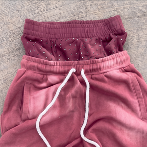 Pantalon de survêtement rose déchiré pour homme, taille élastique avec cordon de serrage, style streetwear décontracté, tricoté effet usé, collection automne - Product Image 2