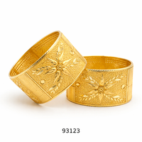 Bracelets Kada larges en alliage plaqué or 24 carats avec zircon, motif floral tendance et filigrane complexe, pour femme, de MOLL JEWELLERS – Cadeau de luxe