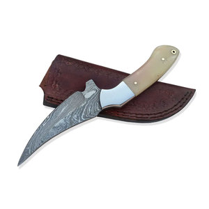Couteau de chasse artisanal en acier Damas avec lame à motif unique et manche durable pour la chasse, le camping et les aventures - Product Image 5