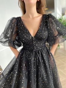 Meilleure édition Robe de soirée élégante noire en tulle, longueur ras du sol, avec imprimé étoiles scintillantes, col en V, manches courtes et silhouette trapèze - Product Image 4