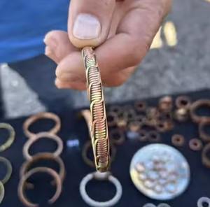 Pulseras y brazaletes de moda inspirados en un brazalete de cobre hecho a mano con acabado liso y tamaño ajustable para unisex. - Product Image 3