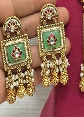 Elegante Joyería Artesanal Inspirada en Sabyasachi, de Latón Chapado en Oro, con Incrustaciones Finas de Kundan, Polki, Perlas de Imitación, Estilo Rajwadi para Fiestas - Product Image 2