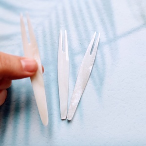 Fourchette en nacre blanche naturelle utilisée pour les Fruits, décoration faite à la main du Vietnam, ustensiles écologiques, vente en gros - Product Image 4