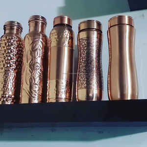Botella deportiva de cobre martillado de alta gama con acabado martillado de 800 ml para clientes exigentes. Botellas metálicas, artesanía metálica de la India en venta. - Product Image 2