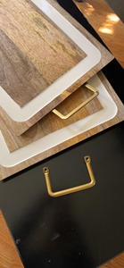 Plateau de service rectangulaire en bois de manguier, incrustation émail blanc, poignées métalliques dorées, vaisselle décorative, vente en gros, cadeau - Nouveauté très prisée - Product Image 3