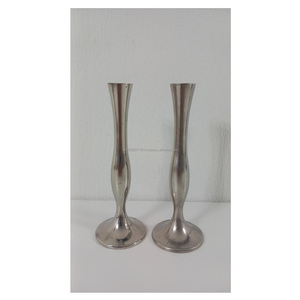 Florero pequeño de metal con forma redonda adecuado para alféizares de ventanas de mesas laterales o detalles florales de dormitorio - Product Image 2