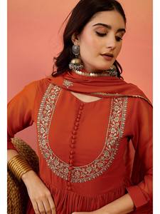 Hermoso Vestido de Noche y Pantalón de Seda Fandy Naranja de Diseñador para Usar en la Fiesta de Diwali - Product Image 4