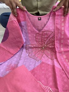 Nouvel ensemble élégant en soie Georgette brodée à imprimé floral, haut, bas et dupatta longueur genou, anti-humidité - Product Image 4