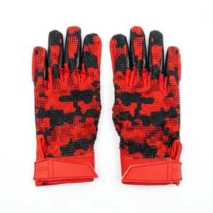 Gants de football américain personnalisés en cuir synthétique camouflage rouge, à doigts complets, avec grip adhésif, respirants, logo Stone, pour receveur - Product Image 1