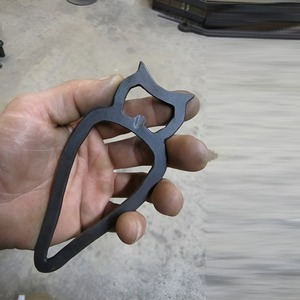 Abridor de Botellas de Hierro Fundido con Logotipo Personalizado al por Mayor, Herramienta de Cocina y Accesorios de Bar para Abrir Botellas de Cerveza y Champán - Product Image 1