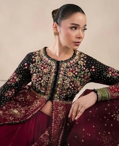Élégante robe de mariée traditionnelle en soie bordeaux avec broderies, longueur ras du sol, pour femmes d'Inde et du Pakistan - Product Image 4