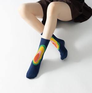 Chaussettes de Pilates personnalisées en gros pour femmes, antidérapantes, en coton, avec semelle à motifs amusants, fabricant ODM - Product Image 3