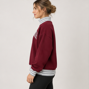 Sudadera de Cuello Alto Color Borgoña para Mujer con Ribete Blanco a Rayas, Letras Varsity, Manga Larga, Logotipo Personalizado - Product Image 1