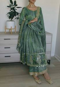 Vestido Anarkali de Crepé Natural con Bordado de Lentejuelas de 5mm, Top Acolchado, Pantalones y Dupatta, Conjunto de Tres Piezas Cosido NW 3058 - Product Image 2