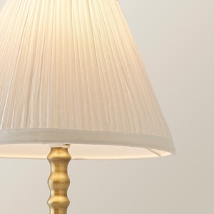 Lámpara de Mesa de Metal con Pedestal Regency, Pantalla de Tela Plegada, Acabado en Latón Cepillado, Luz Ambiental Suave para Interiores Elegantes - Product Image 5