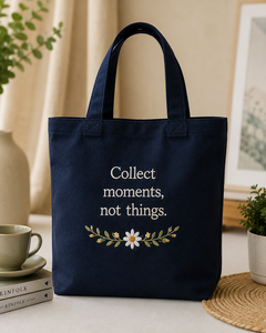 กระเป๋าผ้าแคนวาสปักลาย "Collect Moments Not Things" สีน้ำเงินกรมท่า สไตล์มินิมอล ใช้ได้ทุกฤดู ปรับแต่งได้ ปิดแบบพิเศษ พกพาสะดวก - Product Image 1
