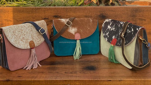 Bolsos de hombro hechos a mano con pelo de vaca, bandolera de cuero de ante colorido para mujer, bolso de mano con borlas de cuero reciclado sostenible - Product Image 4