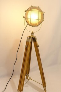 Lámpara de Pie Industrial con Trípode, Jaula Metálica Redonda, Foco Ajustable y Base de Madera - Product Image 2