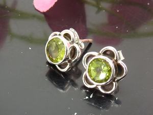 Boucles d'oreilles clous en péridot facetté cabochon, argent sterling 925, forme de fleur tendance, sertissage en canal, bijoux fins uniques, cadeau pour - Product Image 5