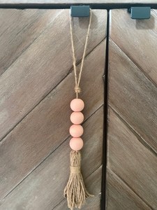 Décoration murale minimaliste en macramé avec perles en bois et pompons en corde naturelle, étiquette 'Non Occupé', pour la décoration intérieure et l'accentuation du salon - Product Image 3