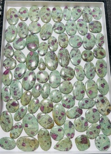 พลอยทริมูร์ตี รูบี้ฟูชไซต์ทรงคาโบชอง ขายส่ง พลอยสีเขียวแดงขัดเงา (15-70 มม.) แหล่งกำเนิดราชสถาน สำหรับทำแหวน - Product Image 4