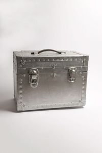 Grande boîte de rangement décorative en métal d'inspiration voyage moderne avec protections d'angle pour un salon multifonctionnel et gain de place - Product Image 2