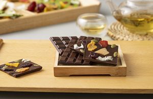 Barra de chocolate negro artesanal con nueces y frutas secas en cajas personalizadas para ideas de regalos o recuerdos. - Product Image 3
