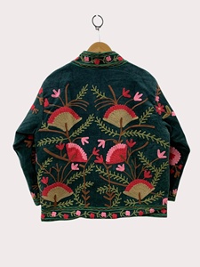 Manteau en velours Suzani fait main de style vintage pour femmes, veste d'hiver bohème traditionnelle brodée, cadeau pour femmes - Product Image 2