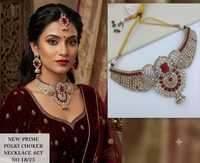 Parure Collier Choker et Boucles d'Oreilles Jhumka Assorties en Laiton Plaqué Or Antique Vert Émeraude avec Zircon et Kundan Polki pour Mariage et Fiançailles