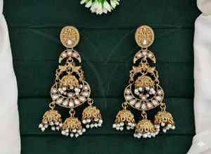Élégantes boucles d'oreilles Jhumka antiques en ornement Mehendi, bijoux indiens classiques et traditionnels pour mariages, festivals et soirées. - Product Image 3