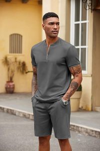 Conjunto de camiseta de manga corta y pantalones cortos de punto de secado rápido, color gris, para hombre, ropa deportiva informal de color sólido. - Product Image 3