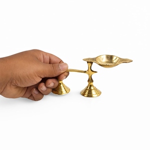 Deepam / Diya décoratif en laiton pur avec poignée et support à double base pour la Puja et les cadeaux festifs - Product Image 3