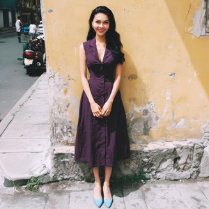 Robe midi élégante violette en lin biologique vintage avec nœud, sans manches, col en V, boutonnée sur le devant, coupe fourreau, décontractée pour le quotidien, ourlet droit ample - Product Image 1