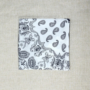 Écharpe carrée réversible pour femme, motif Paisley, bleu marine et blanc, pour un usage quotidien au printemps, impression numérique, légère et durable - Product Image 3