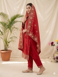 Conjunto de Salwar Kameez de Seda Roja de Lujo con Bordado Zari, Kurta Recta, Pantalón y Dupatta, 3 Piezas, para Fiestas Indias y Pakistaníes - Product Image 2