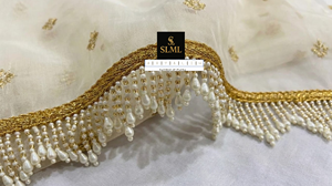 Encaje de lujo con ribete trenzado en zig-zag color crema dorado, con borlas de perlas vibrantes y flecos de cuentas grandes para diseños de lehenga y vestidos de lujo. - Product Image 3