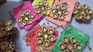 Elegante Juego de Diyas Festivas Hechas a Mano con Bolsas Potli Étnicas Vibrantes, Lámparas de Aceite Tradicionales Decorativas para el Festival Diwali - Product Image 2